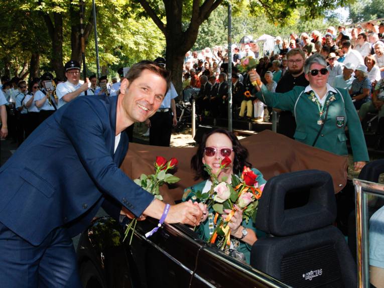 Menschen bei einem Festumzug.